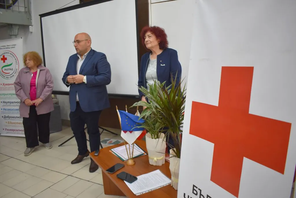 Кметът Добрин Добрев поздрави доброволците и активистите на БЧК-Разград за техния празник, а заместник-кметът Елка Неделчева получи званието „Отличник на БЧК“