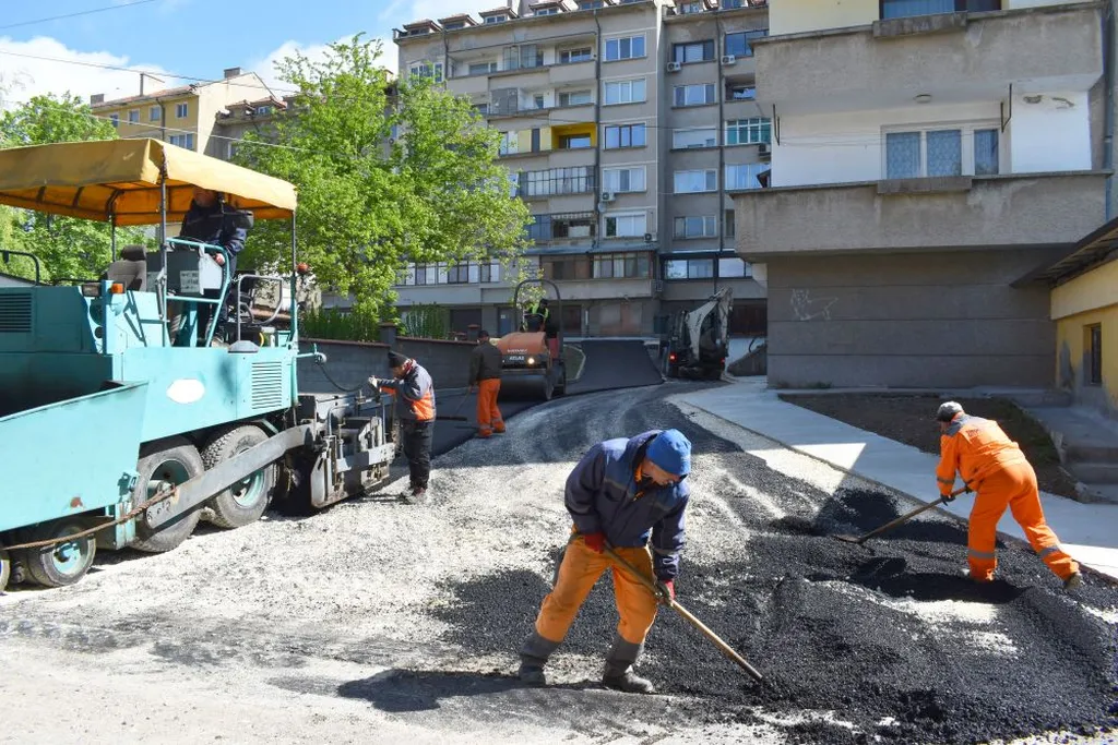Започна полагането на асфалт в района на вътрешно квартално пространство между ул. „Анани Явашев“ и бул. „Княз Борис“