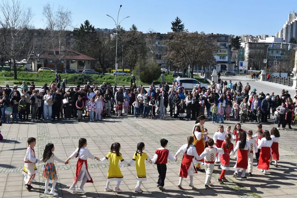 Малки и големи празнуваха Цветница на площад „Възраждане“ 
