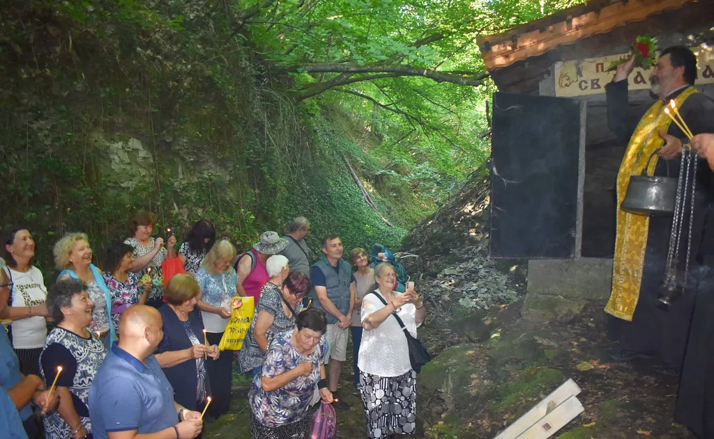 С водосвет в параклиса с аязмото в Пороище бе отбелязан празникът на Света Марина 