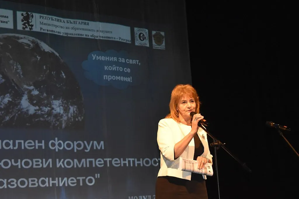 Заместник-кметът Елка Неделчева поздрави участниците и организаторите на Регионален форум за иновации в образованието, който се провежда в Разград 