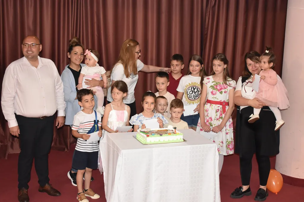 Децата, родени с подкрепата на общинския фонд „Ин витро“, получиха подаръци от Кмета Добрин Добрев за 1 юни 
