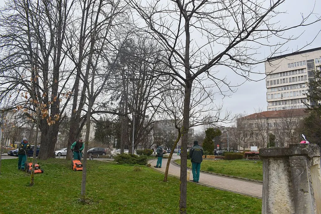 Започна косенето на зелените площи в Разград 