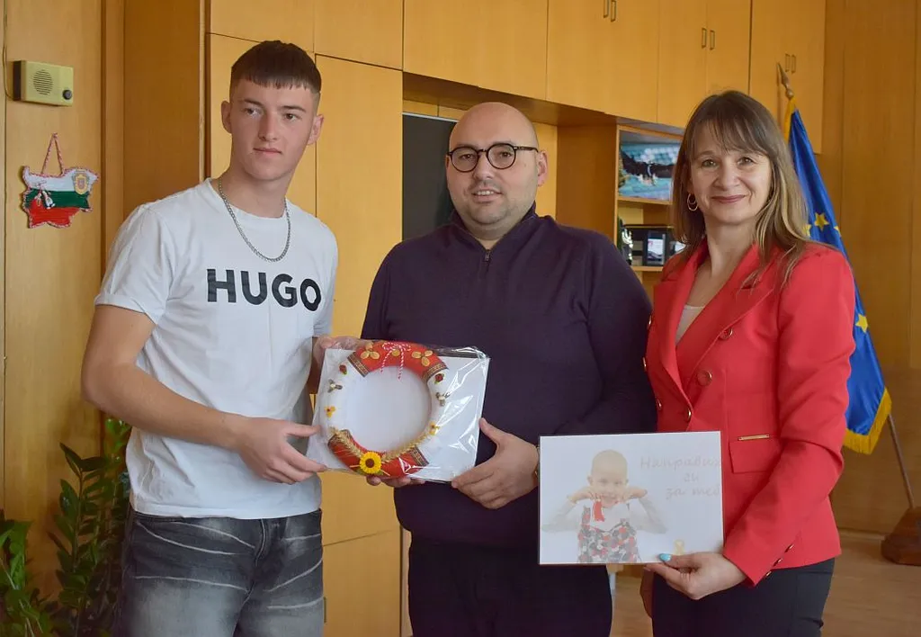 Кметът Добрин Добрев подкрепи инициативата „Мартеничка с кауза“, а от потребители на социална услуга получи уникална мартеница с форма на картата на България 
