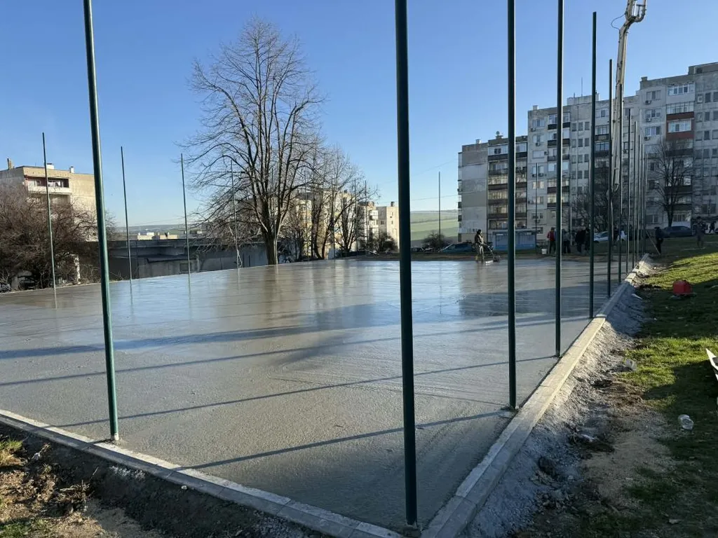 Започна полагането на бетон на спортната площадка до пазара в жк „Орел“
