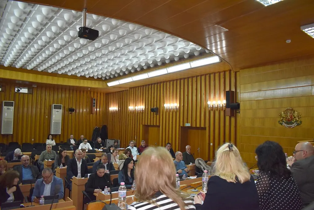 15 докладни записки приеха на февруарската си сесия общинските съветници 