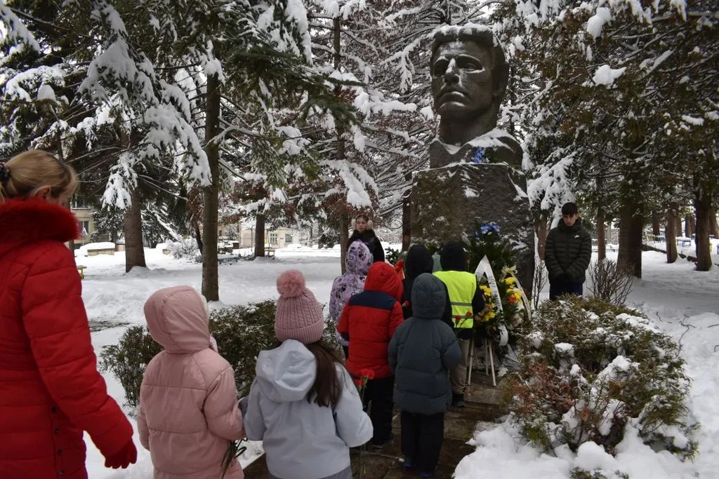 В четвъртък пред паметника на Апостола на Свободата в ОУ“Васил Левски“ отбелязваме 153 години от обесването на Дякона 